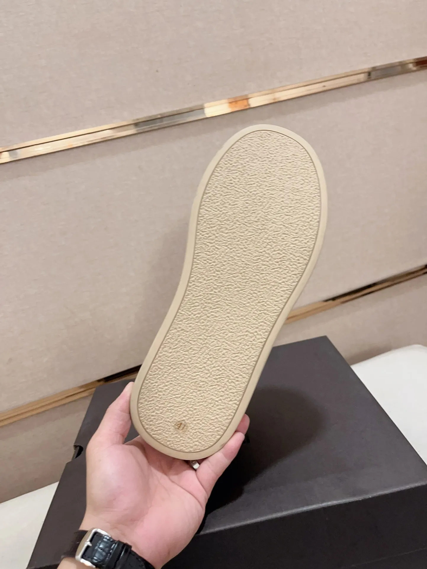 Factory price: 740💰North American men's shoes Ugg ☃️In the special sale of new high-quality men's shoes snow boots in autumn and winter, the nemesis of extreme cold weather! Made of cowhide leather, merino wool lining, and original outsole, whether driving, outdoor or daily wear, there is always one that suits you! Code number 39-44